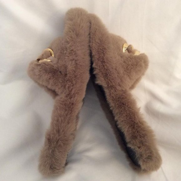 Beige Faux Fur fluffy Slippers NWOB with Gold Chain non-slip rubber soles size 7 - Picture 3 of 8